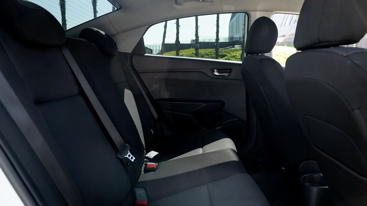 На фото белый hyundai solaris вид заднего сидения