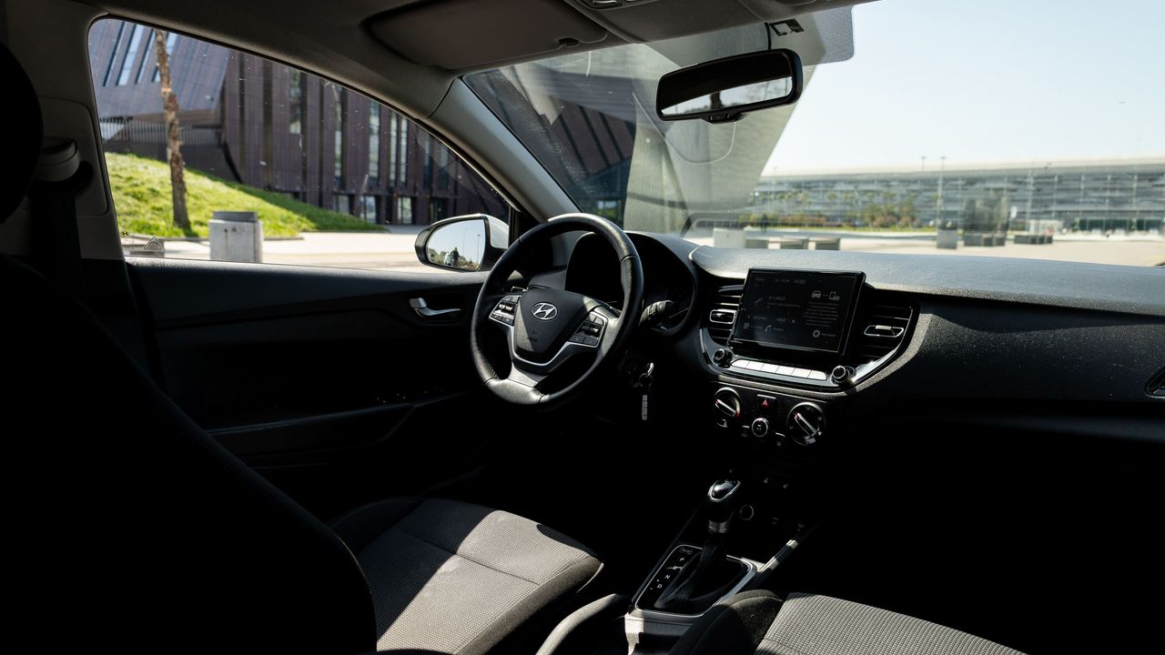 На фото белый hyundai solaris вид салона