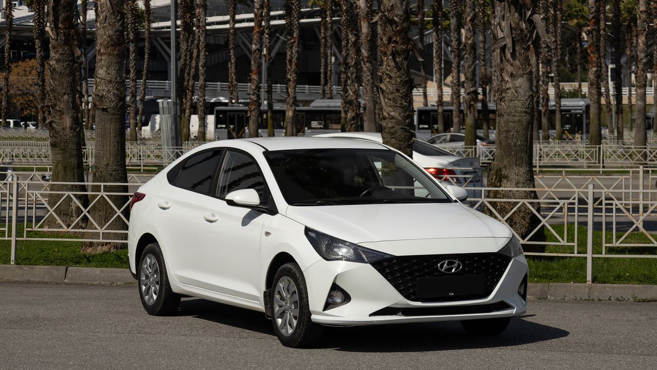 На фото белый hyundai solaris вид спереди