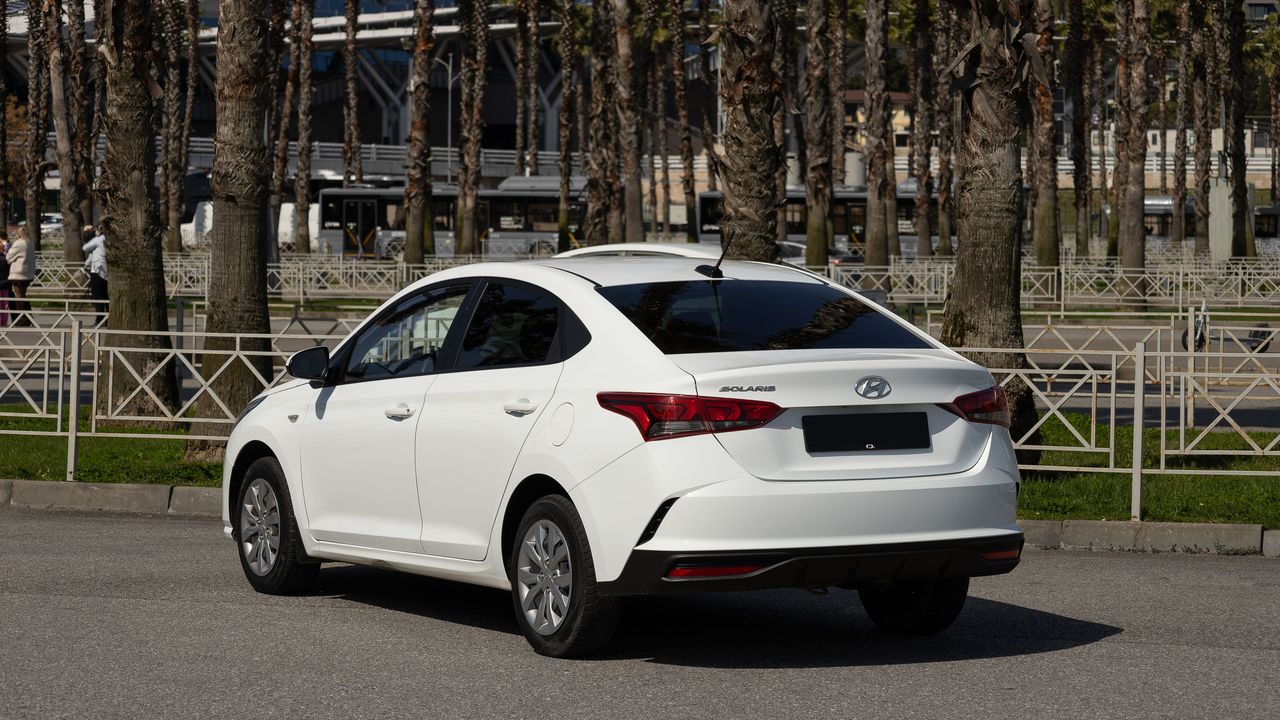 На фото белый hyundai solaris вид сзади