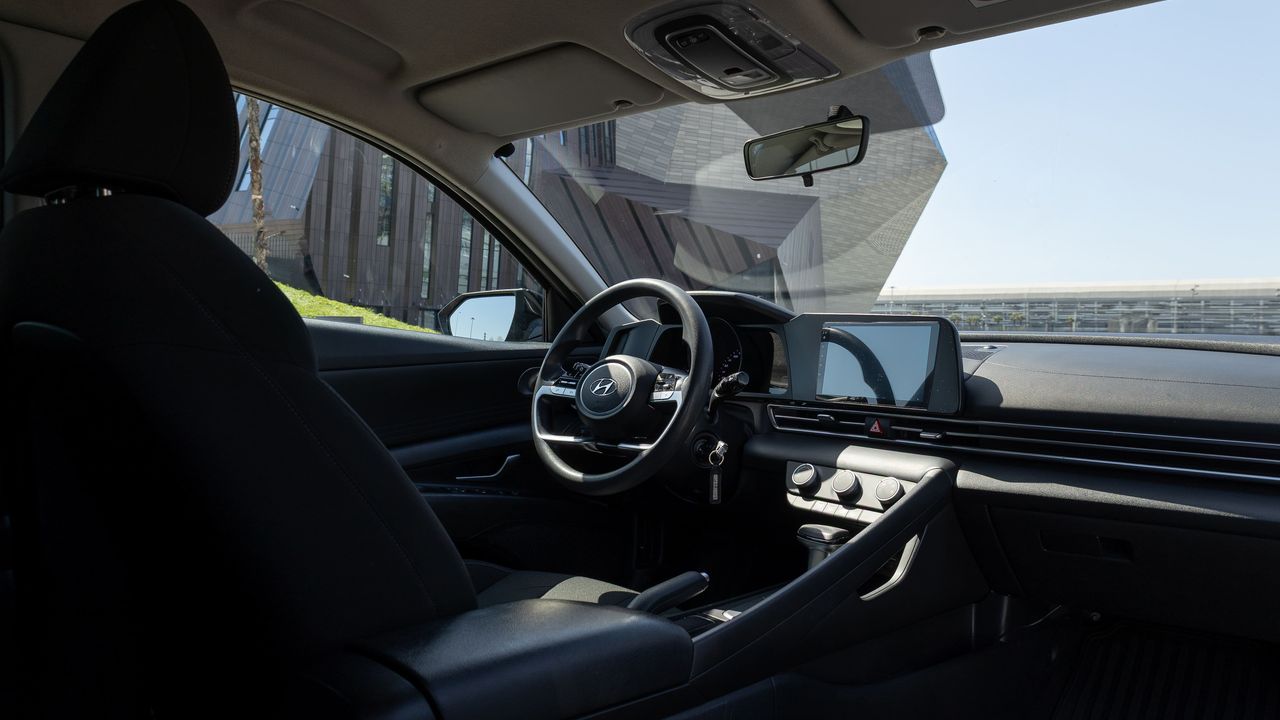 Фото Hyundai Elantra - 3